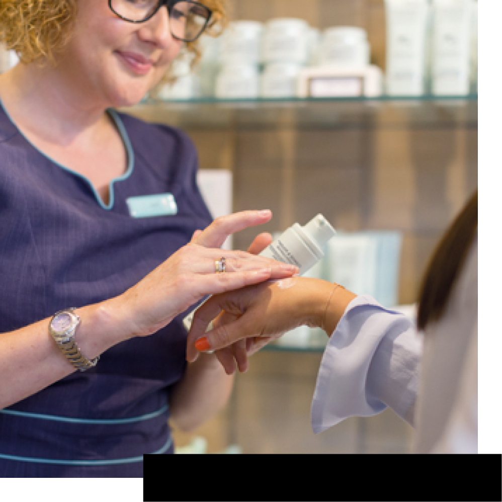 Image of Liz Earle Advisor helping a customer