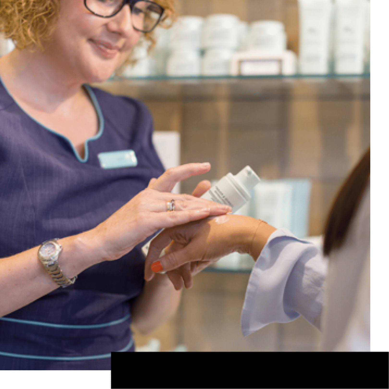 Image of Liz Earle Advisor helping a customer